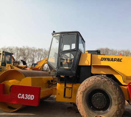 Строительство фундамента с помощью дорожного ролика Dynapac CA30D и стального колеса с одним барабаном