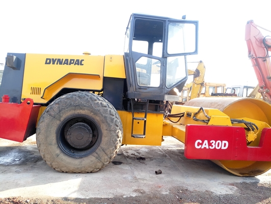 Строительство фундамента с помощью дорожного ролика Dynapac CA30D и стального колеса с одним барабаном