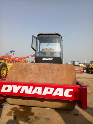 Строительство фундамента с помощью дорожного ролика Dynapac CA30D и стального колеса с одним барабаном