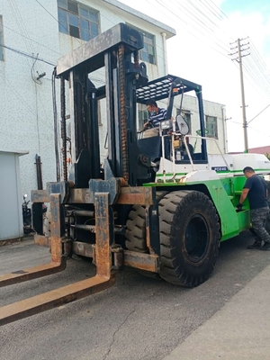 2020 Колесная машина Komatsu FD240 Подержанный вилочный погрузчик из Японии Гидравлическая оригинальная машина