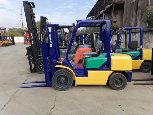 Подержанный грузовик Komatsu FD30 небольшой погрузчик 3 тонны из Японии Отличные условия работы