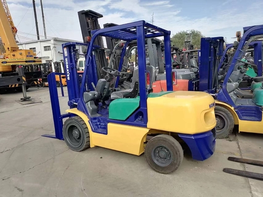 Подержанный грузовик Komatsu FD30 небольшой погрузчик 3 тонны из Японии Отличные условия работы