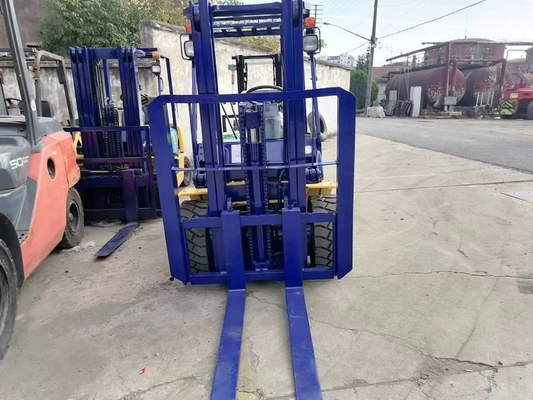 Подержанный грузовик Komatsu FD30 небольшой погрузчик 3 тонны из Японии Отличные условия работы