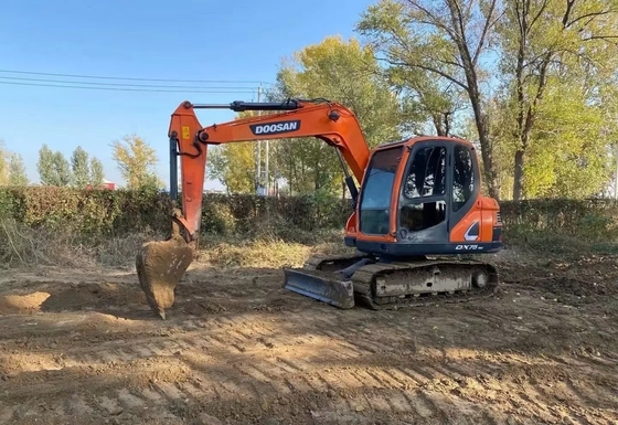 Использованный экскаватор Doosan DX75 с оригинальной краской и высокой эффективностью работы в Японии